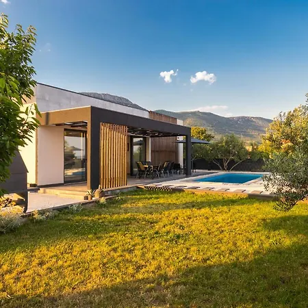 Vila Sempervivum 2 With Pool And Sea View Kaštela